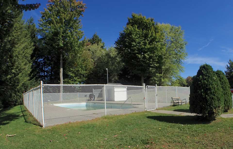 Pool - Oxford Residence - Affordable Rents in Lennoxville, Sherbrooke Spacious & clean apartments