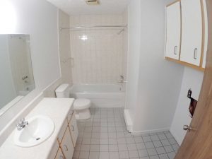 3 Bedrooms - Bathroom - Oxford Residence - Affordable Rents in Lennoxville, Sherbrooke Spacious & clean apartments